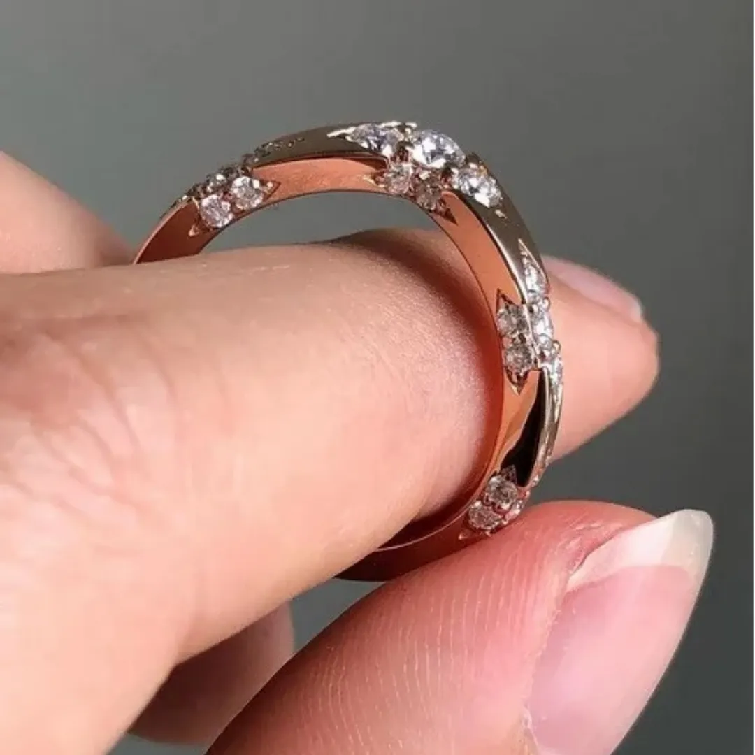 /public/photos/live/Round Cluster Moissanite Chevron Lacie V Band 461 (2).webp